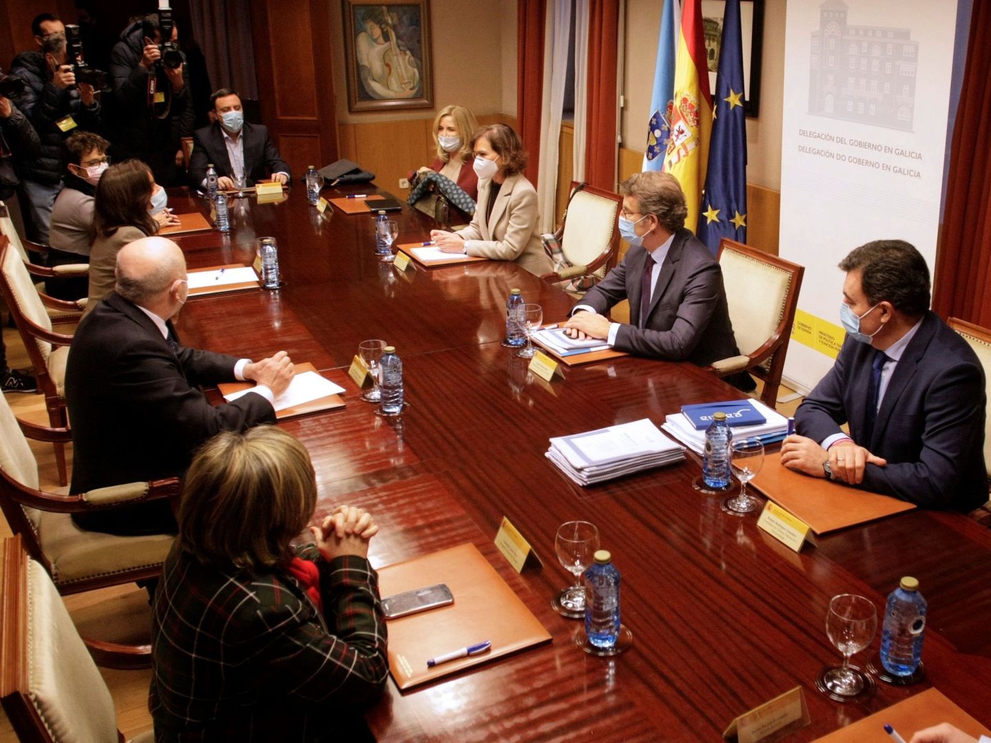  La vicepresidenta primera, Carmen Calvo (c), se reúne con el delegado del Gobierno de Galicia, Javier Losada; el presidente de la Xunta, Alberto Núñez Feijóo (2d), entre otros. (EFE) 