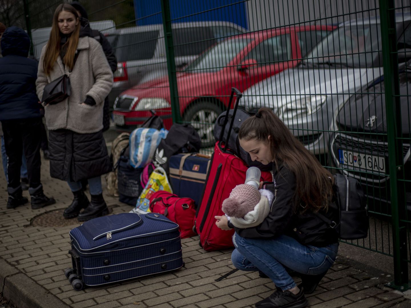 Ucranianos en la frontera con Eslovaquia intentando huir. (EFE/Martin Divisek)