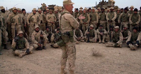 Foto: El general James Mattis habla con militares estadounidenses en Kandahar, Afganistán. (Reuters)