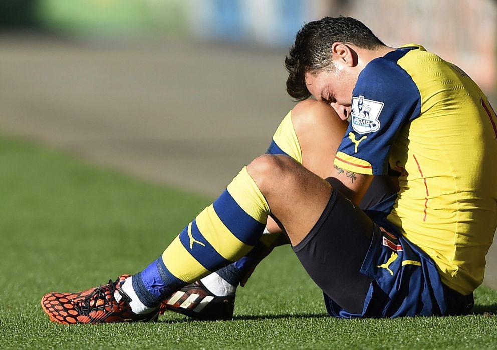 Foto: Özil tiene roto el ligamento externo de la rodilla izquierda y estará tres meses de baja.