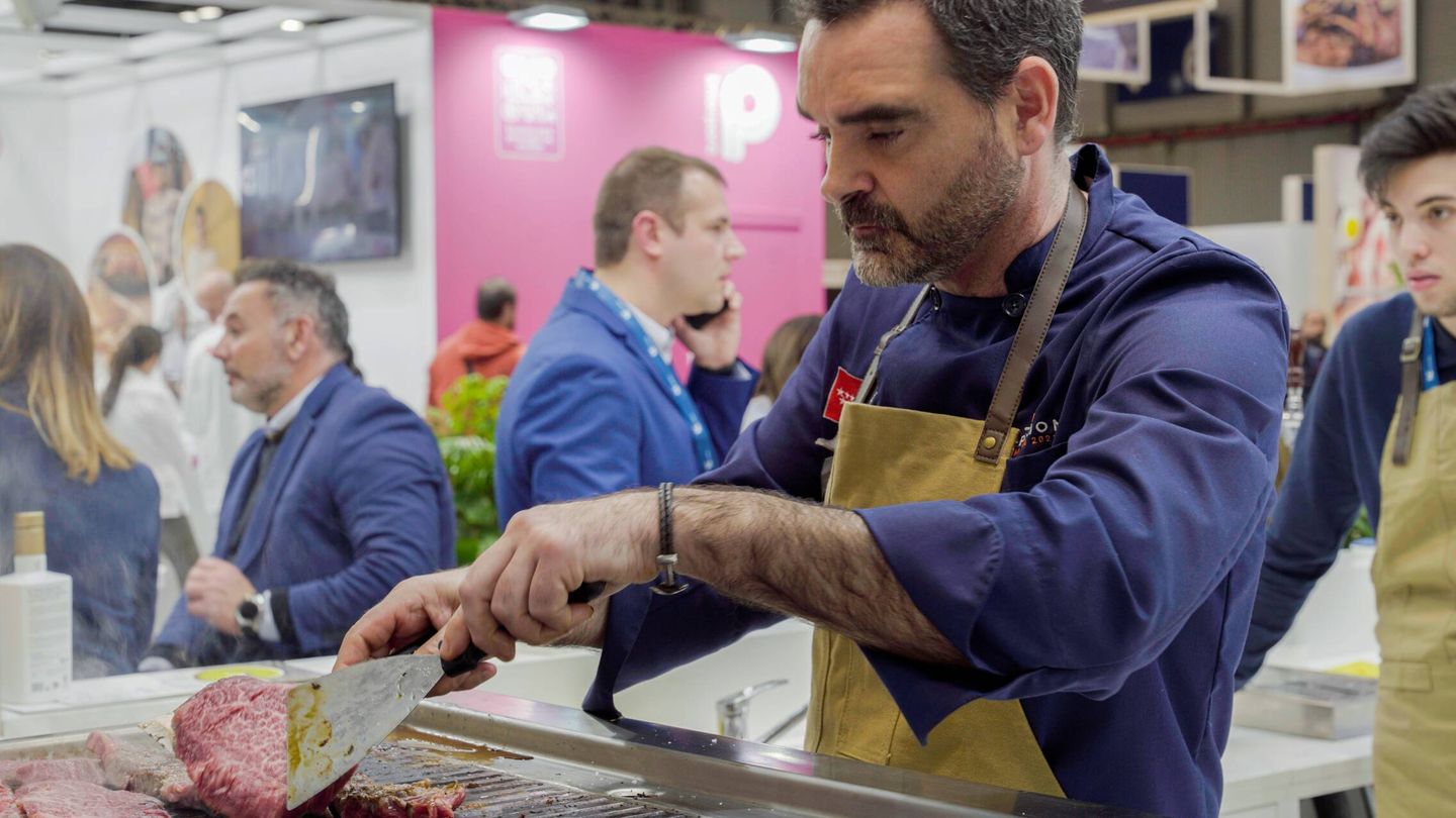 Miguel Ángel Mateos cocinando los cortes en 'Meat Attraction'. (Foto: cortesía)