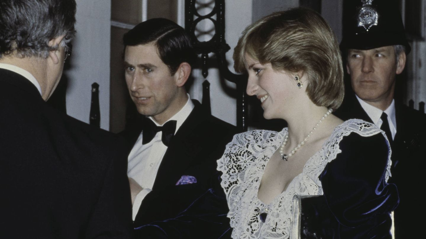  Diana y Carlos, durante una visita al 11 de Downing Street. (Getty)
