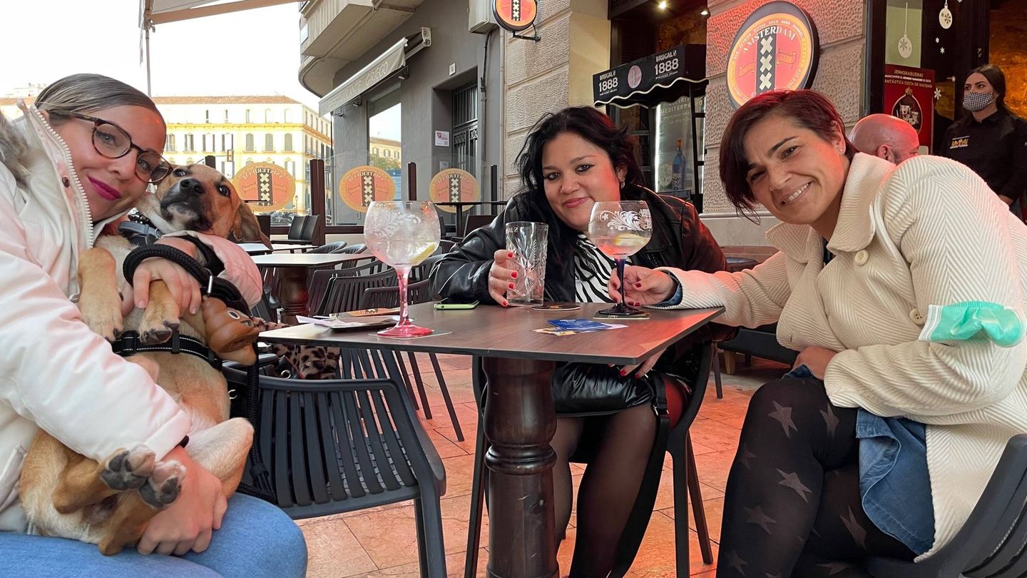 Tres amigas, ayer por la tarde, en la calle Alcazabilla de Málaga. (A. R.)