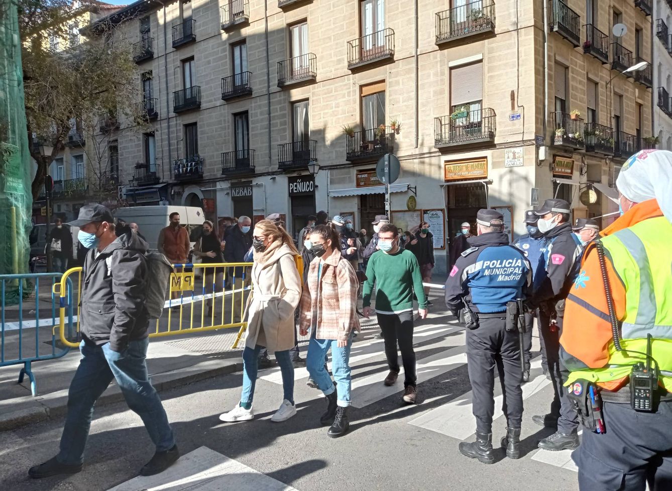 Agentes de la Policía Municipal de Madrid controlan la entrada a la plaza de Cascorro. (AR)
