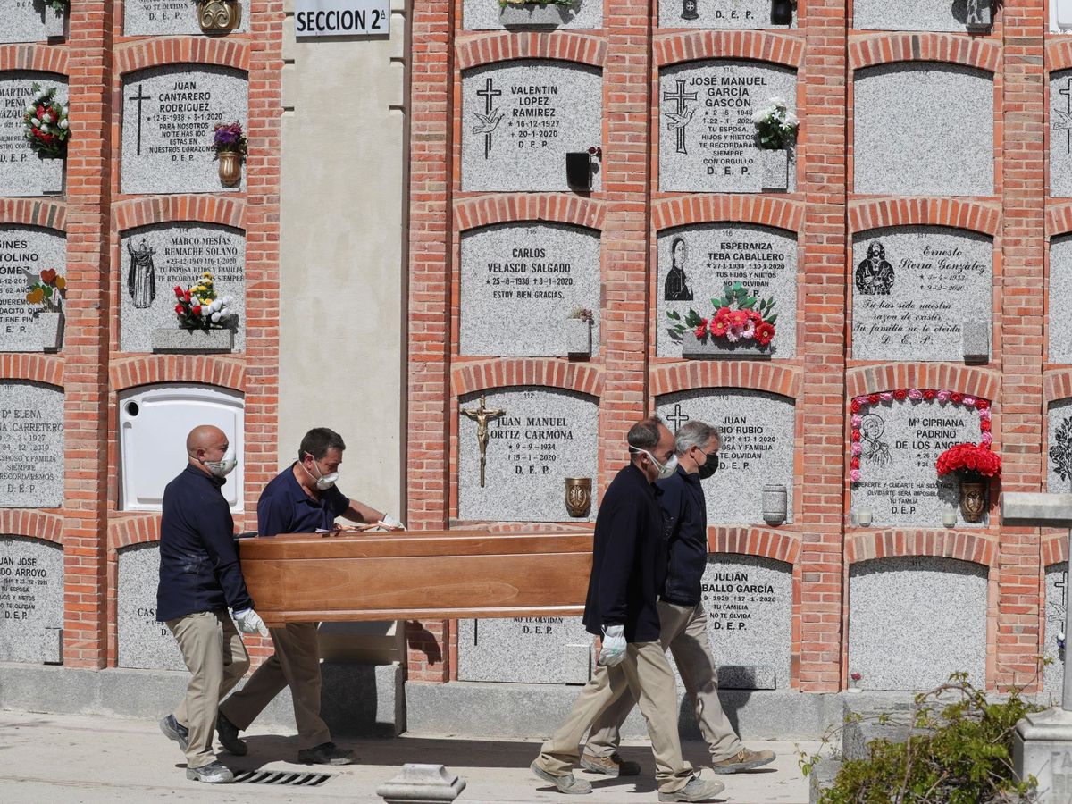 Foto: Entierro en el cementerio de la Almudena de Madrid el pasado 4 de abril. (EFE)