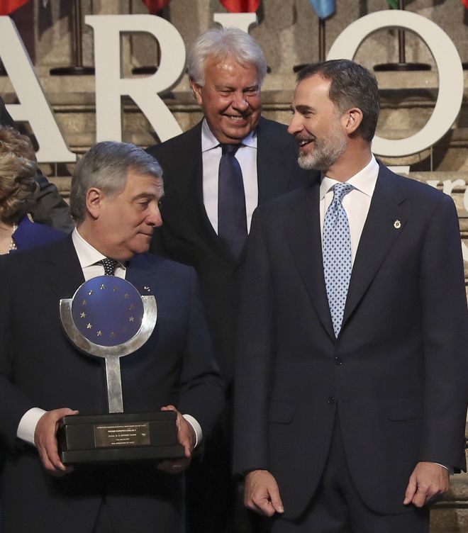 El Rey entrega a Tajani el Premio Carlos V el pasado mes de mayo. (EFE)