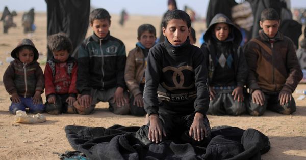 Foto: Niños que huyen de los combates en Baghouz durante el rezo, en Deir Al Zor, Siria. (Reuters)