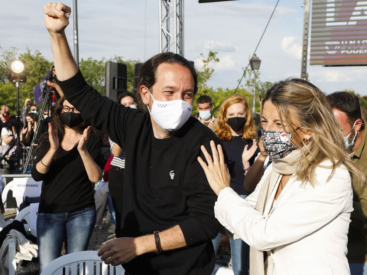 Foto: Pablo Iglesias, junto a Yolanda Díaz, en el acto de cierre de campaña de 2021. (EFE/David Fernández.)