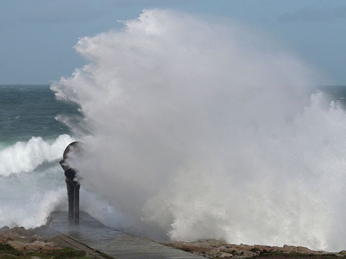 Foto: Una ola provocada por la borrasca 'Ciaran'. (Europa Press/M Dylan)