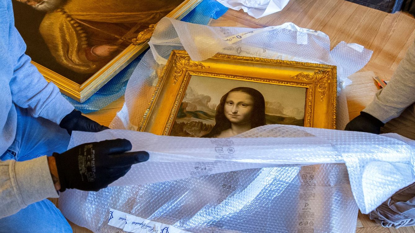 Foto: La llamada Gioconda Torlonia, el misterioso cuadro idéntico a la Mona Lisa de Leonardo en el museo del Louvre, de París, y descubierto en los depósitos de las obras de arte pertenecientes a la Cámara de los diputados de Italia. (EFE)