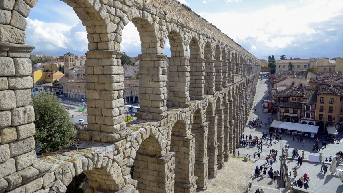 Primera multa por subirse al Acueducto de Segovia tras la nueva normativa