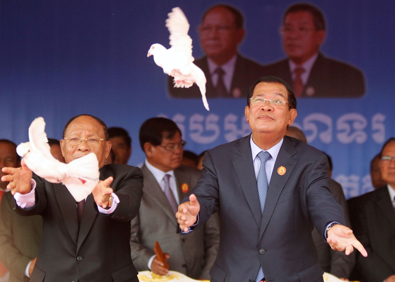 El primer ministro Hun Sen (derecha) suelta unas palomas durante un acto de su Partido del Pueblo Camboyano en Phnom Penh, en junio de 2017. (Reuters)