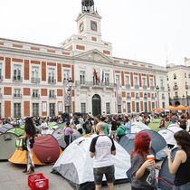 Foto: La Puerta del Sol vuelve a convertirse en el epicentro de una acampada, en esta ocasión para pedir una solución en la crisis de la vivienda. (EFE/Rodrigo Jiménez)