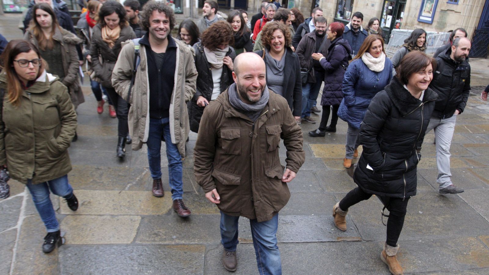 Foto: El portavoz de En Marea en el Parlamento Gallego, Luís Villares (c), junto a los miembros de la confluencia. (EFE)
