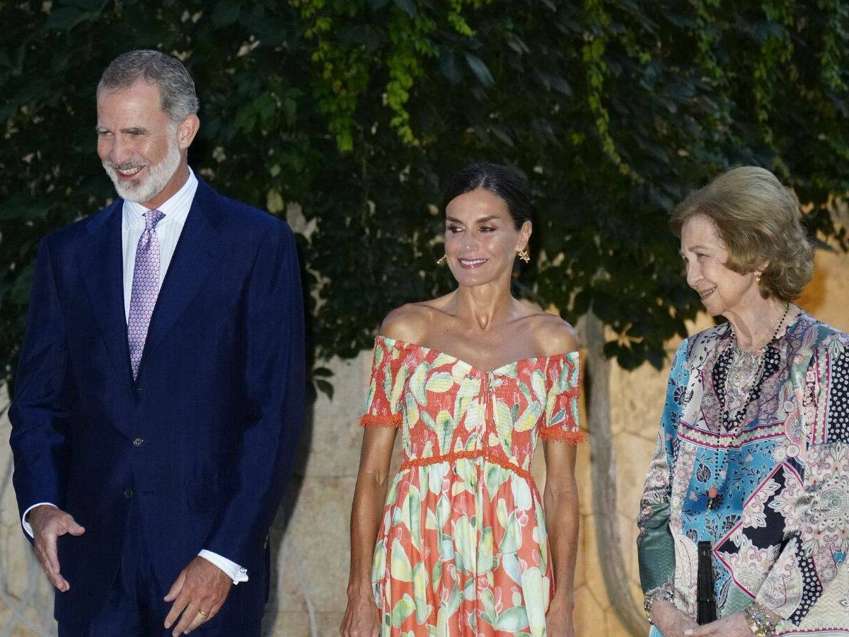 Foto: Los reyes y doña Sofía reciben a los invitados en Marivent. (Limited Pictures)