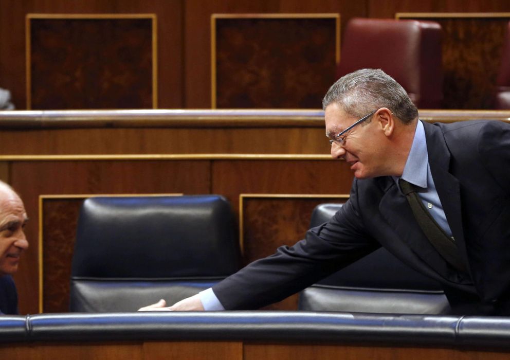 Foto: El ministro de Justicia, Alberto Ruiz Gallardón, saluda al ministro del Interior, Jorge Fernández Díaz. (EFE)