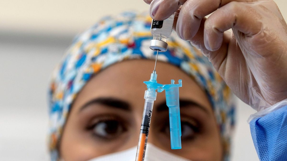 Inyectan por error seis dosis de la vacuna del coronavirus a una joven italiana