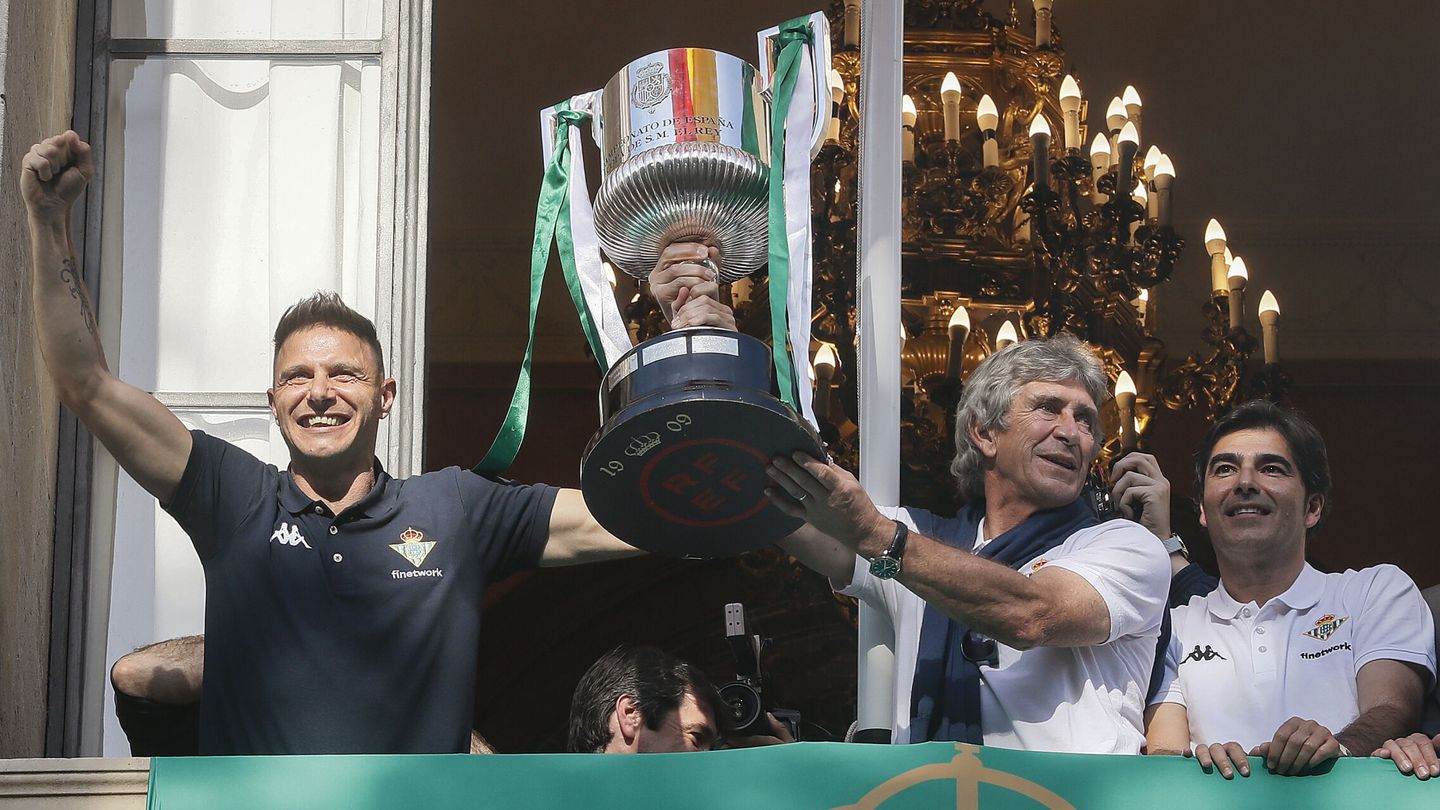 Joaquín y Pellegrini, con la Copa del Rey el año pasado. (EFE/José Manuel Vidal)