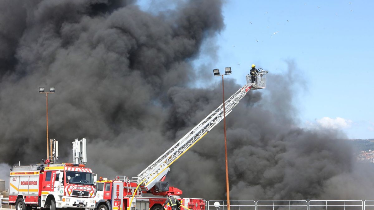 La Xunta activa el plan de emergencias para extinguir el incendio en la conservera Jealsa