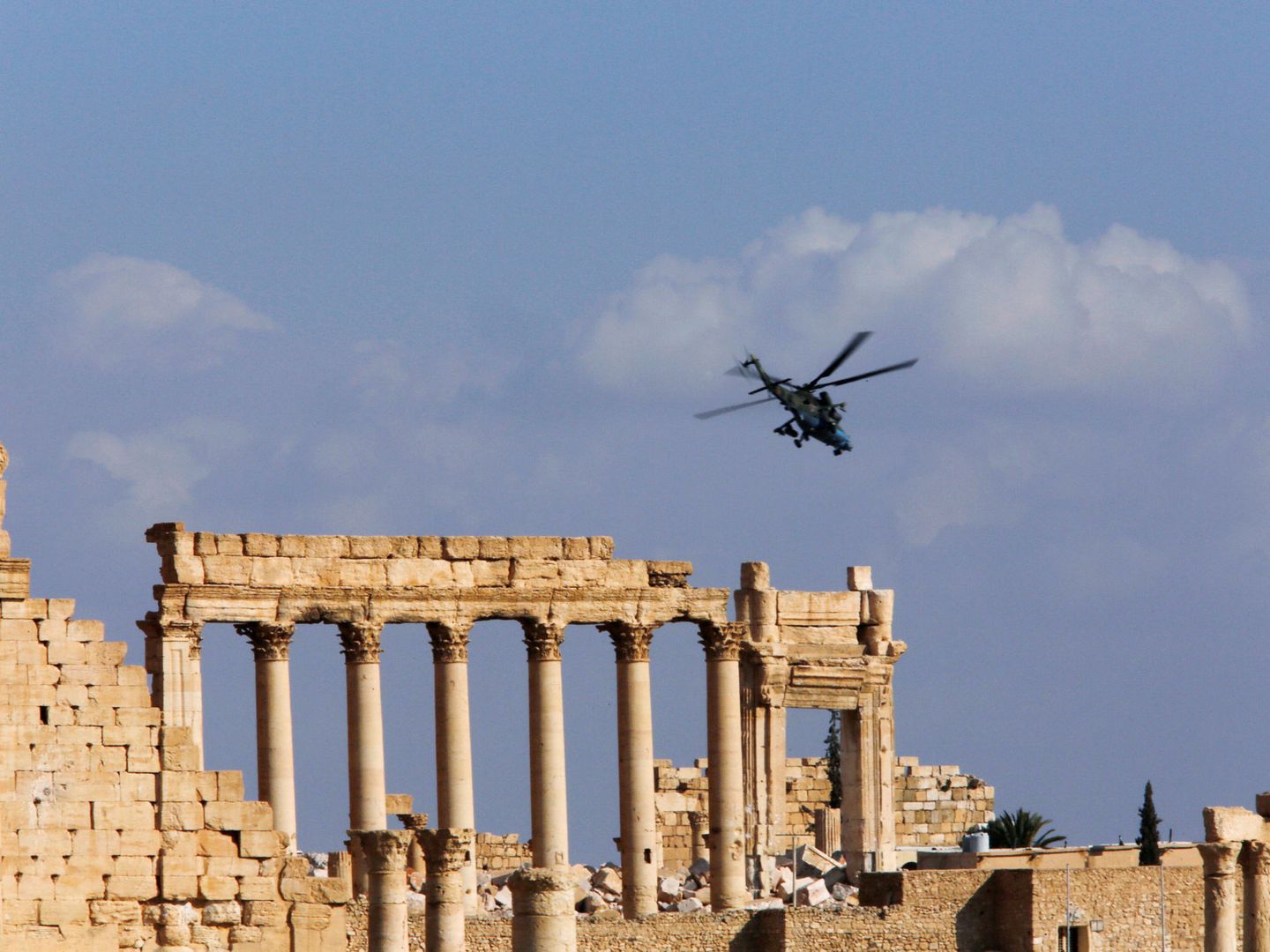 Un helicóptero ruso sobrevuela las ruinas de Palmira, en marzo de 2017. (Reuters)