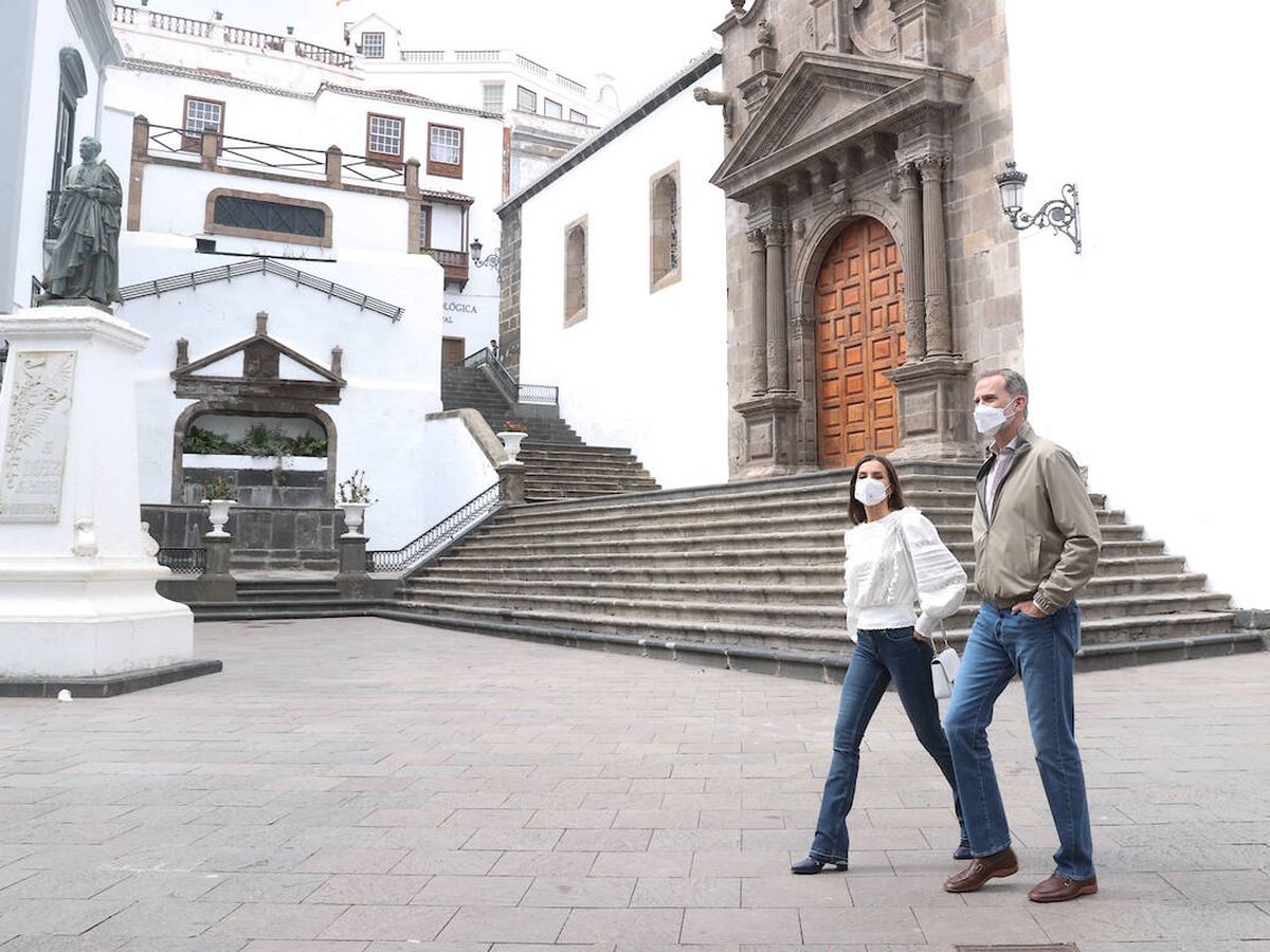 Foto: Felipe VI y Letizia, paseando por La Palma. (LP)