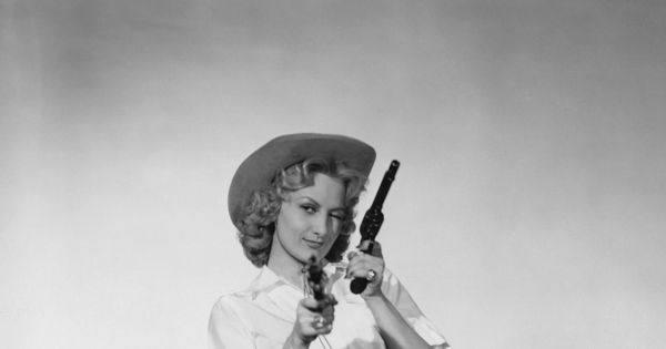 Foto: La actriz Gaby Bruyère, en una sesión de fotos al estilo 'cowgirl' en 1950. (Getty)
