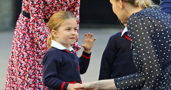Foto: Kate Middleton junto a la princesa Charlotte a su llegada al centro escolar. (Getty)