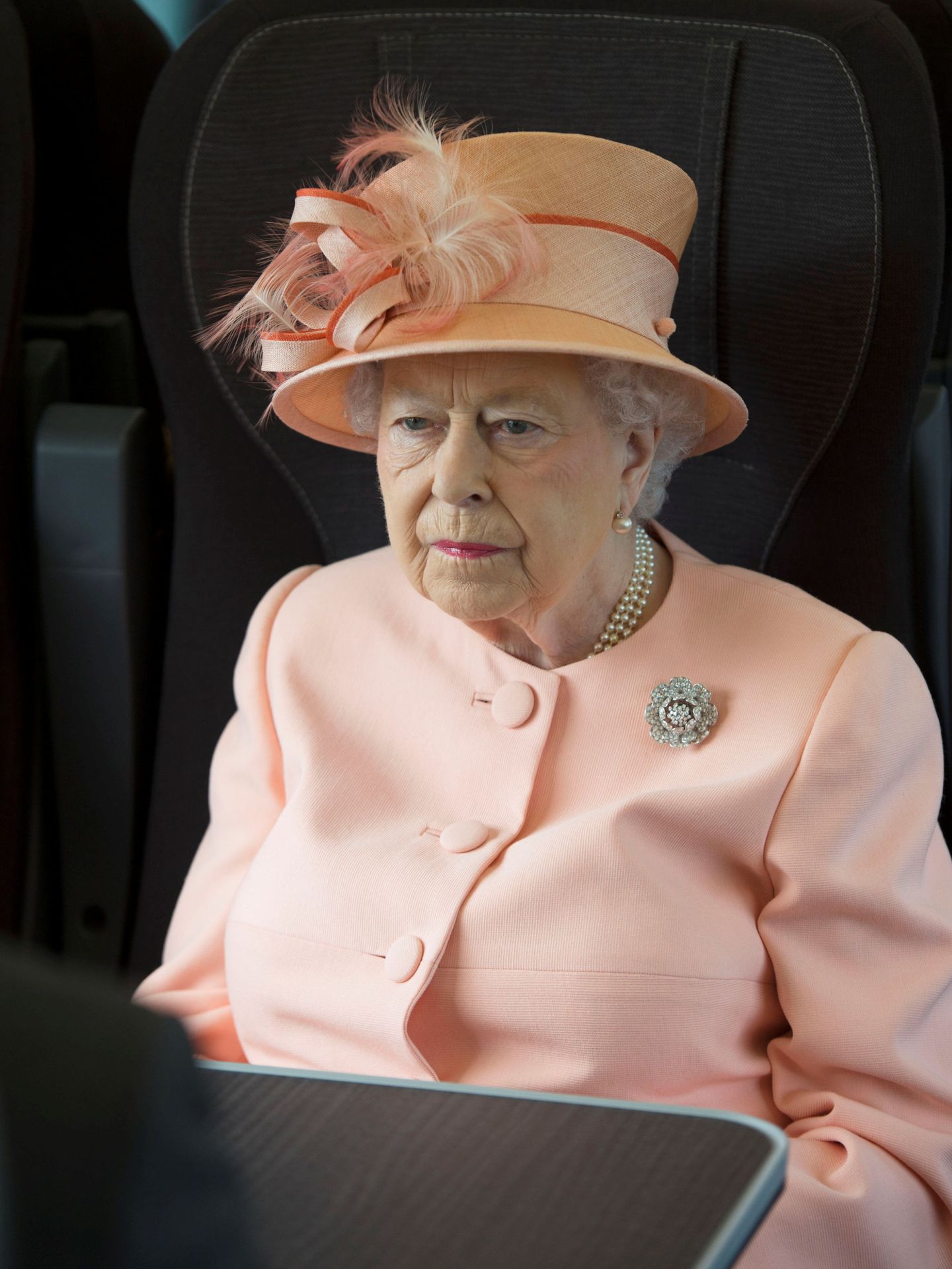 La reina Isabel, con el broche en 2017. (Reuters)
