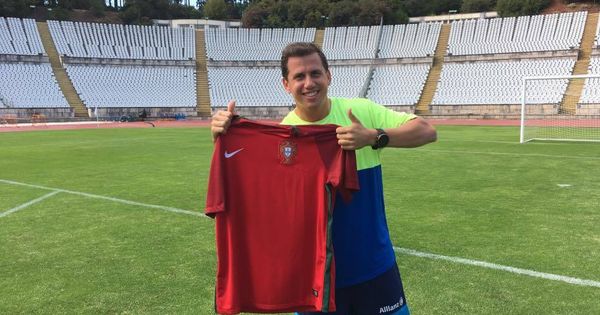 Foto: Paquito Navarro posa con la camiseta de la selección portuguesa. (Portugal Padel Master)