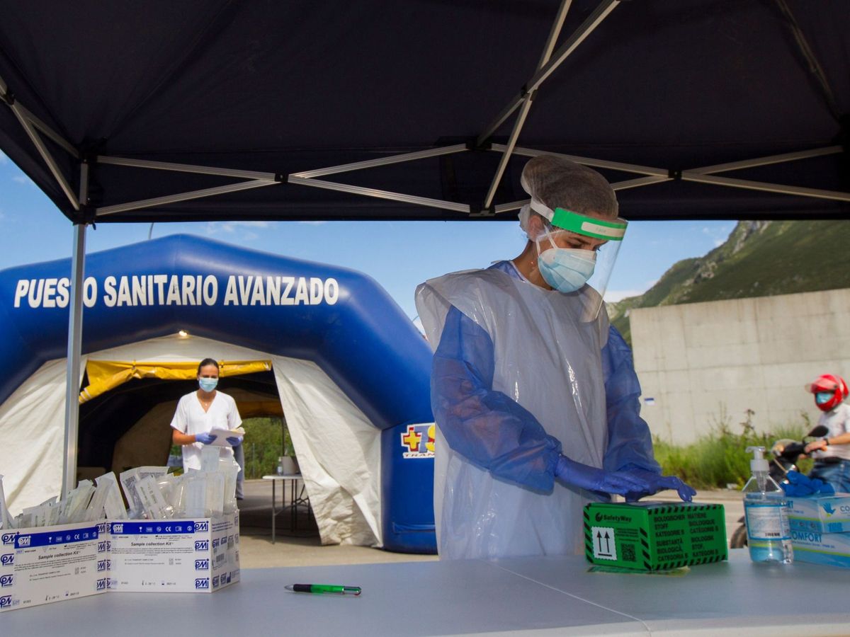 Foto: Miembros de los servicios de salud realizan pruebas PCR en Asturias. (EFE)