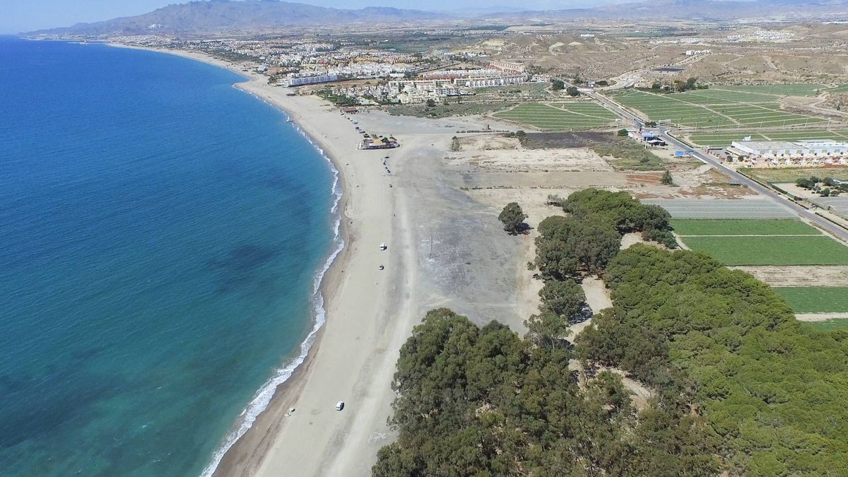 Dos km de playa y suelo para 1.600 casas, el último caramelo de la costa está en Almería