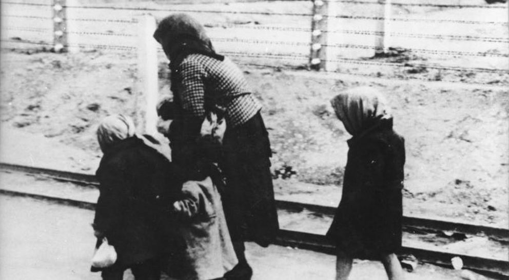 Una madre con sus hijos en el campo de concentración de Auschwitz (CC)