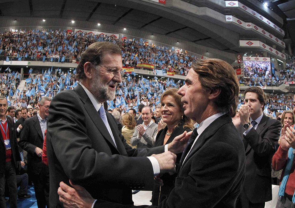 Foto: Rajoy junto a Aznar en el cierre de campaña en 2011. (EFE).