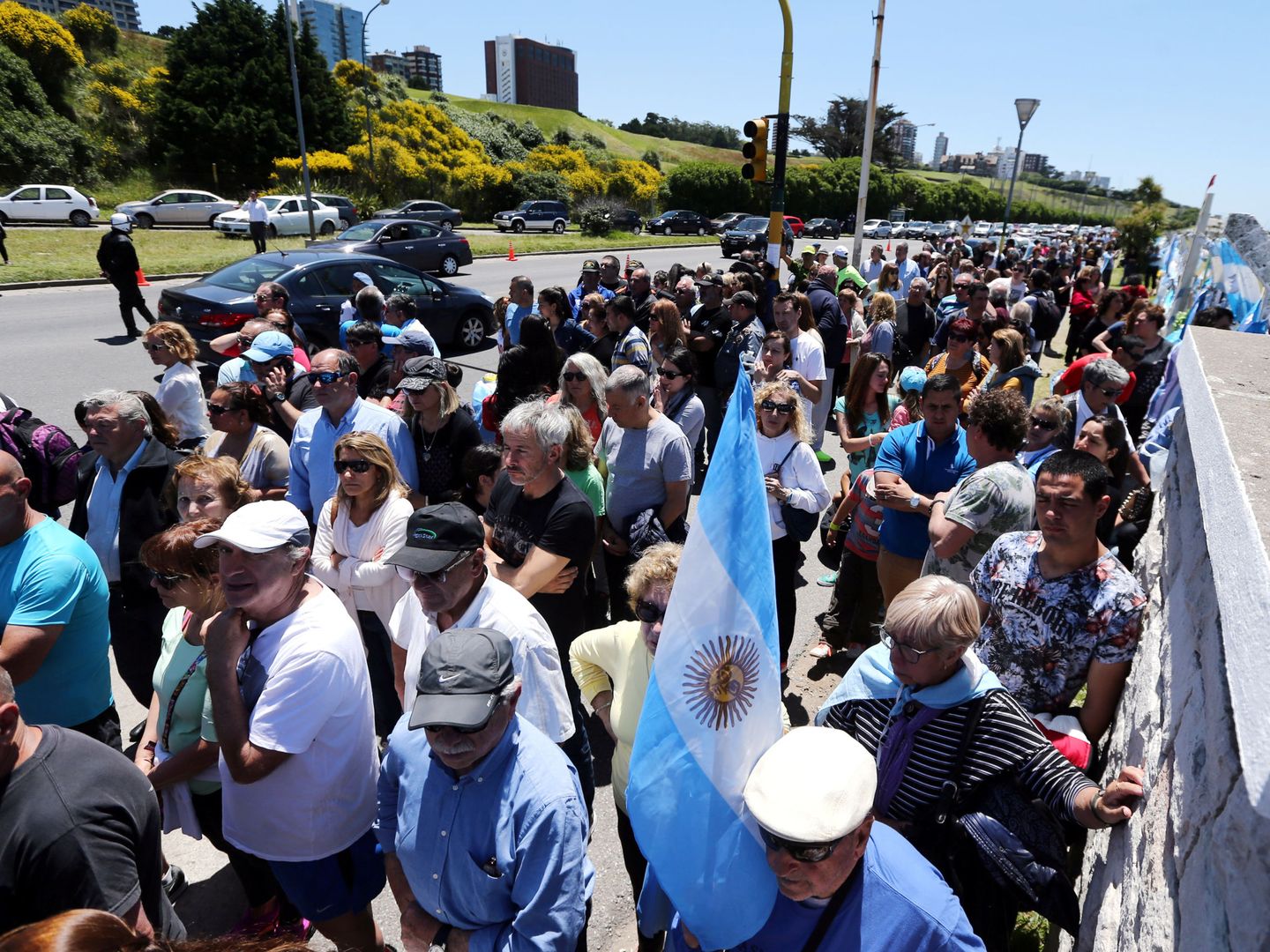 Manifestación en apoyo a la tripulación del ARA San Juan en Mar del Plata, junto a la base naval. (Reuters)
