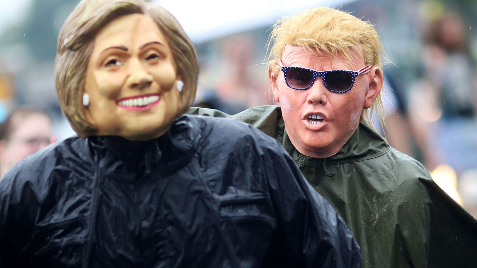 Foto: Manifestantes con caretas de Hillary Clinton y Donald Trump durante la Convención Demócrata en pensilvania. (Reuters)