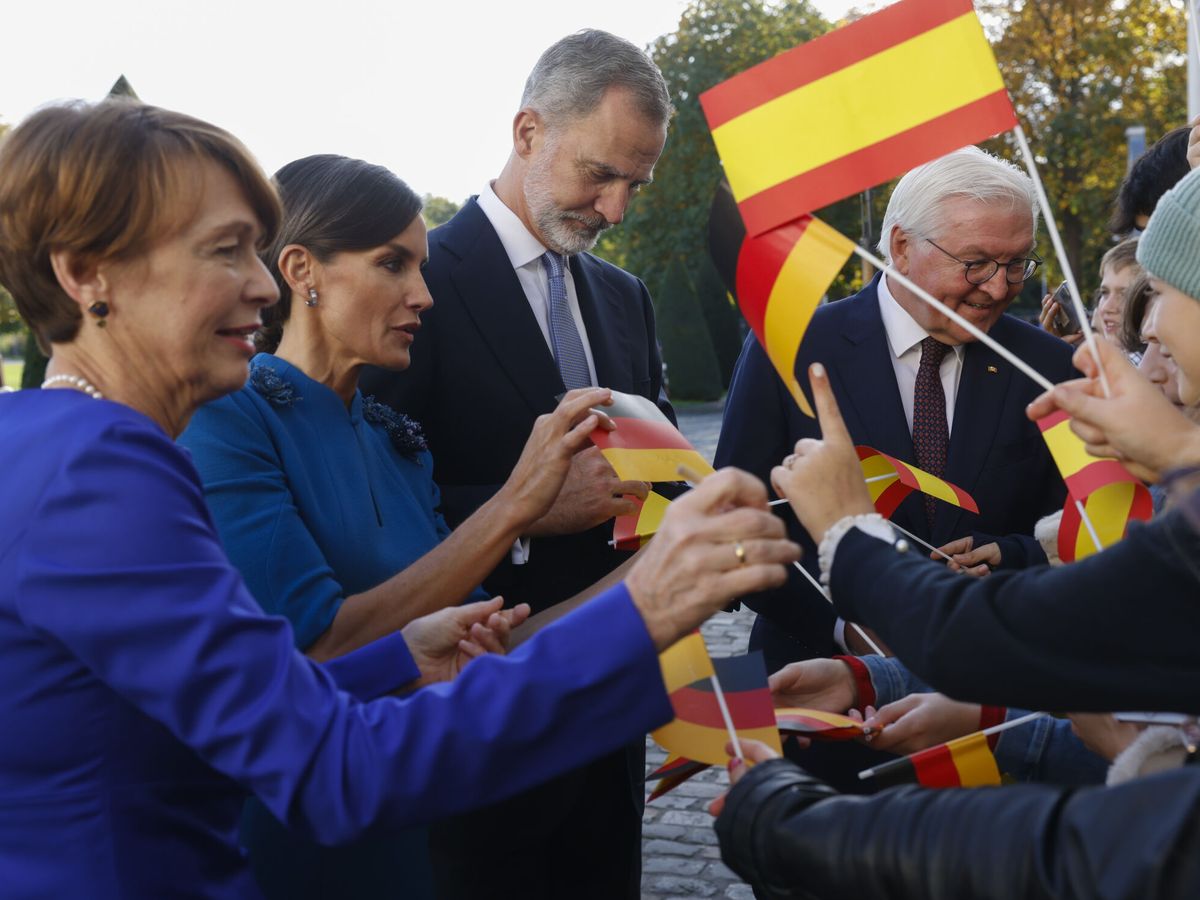 Foto: Los Reyes, junto al presidente alemán y su esposa saludando al público. (EFE/Juanjo Martín)