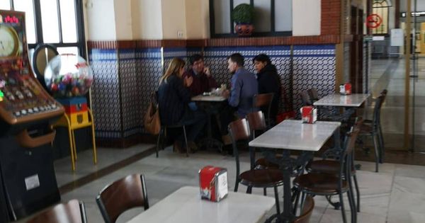 Foto:  Juan Marín, Elena Sumariva, Teresa Rodríguez y Antonio Maíllo en la estación de trenes de Jerez de la Frontera este martes. (EC)