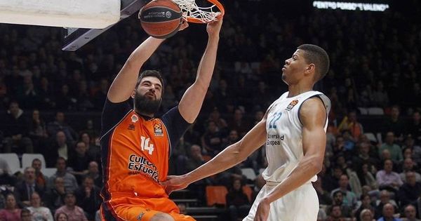 Foto: Bojan Dubljevic machaca ante Edy Tavares en el Valencia Basket-Real Madrid de Euroliga jugado este martes. (Euroliga)