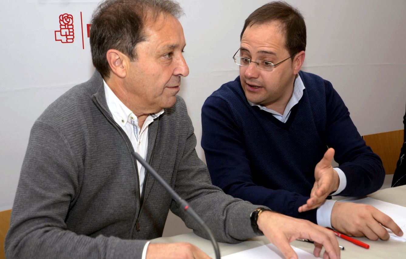 César Luena charla con Juan Luis Gordo (izqda.) en un acto del PSOE en Segovia, el pasado 6 de marzo. (EFE)