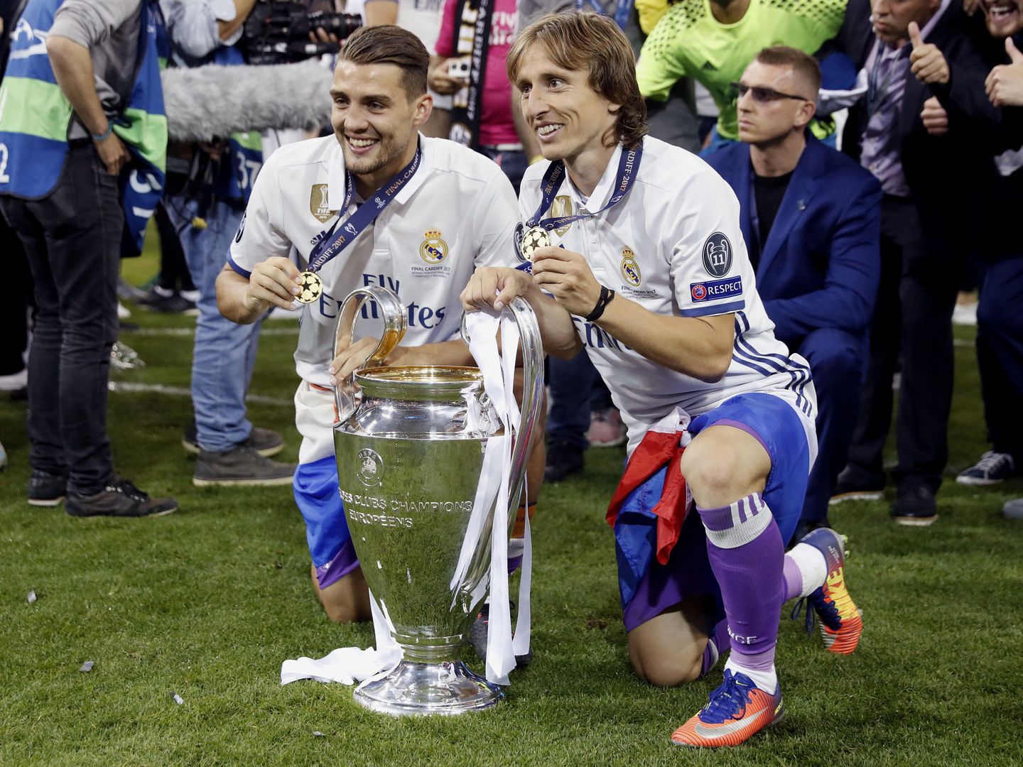 Luka Modric y Mateo Kovacic, con la última Champions que los croatas ganaron con el Real Madrid. (Reuters)