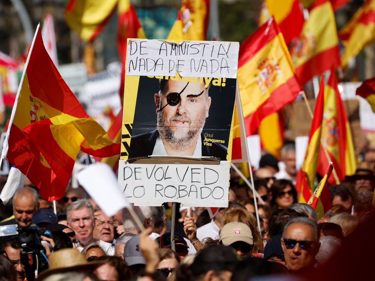 Foto: Manifestación en contra de la amnistía en Barcelona. (Reuters/Albert Gea)