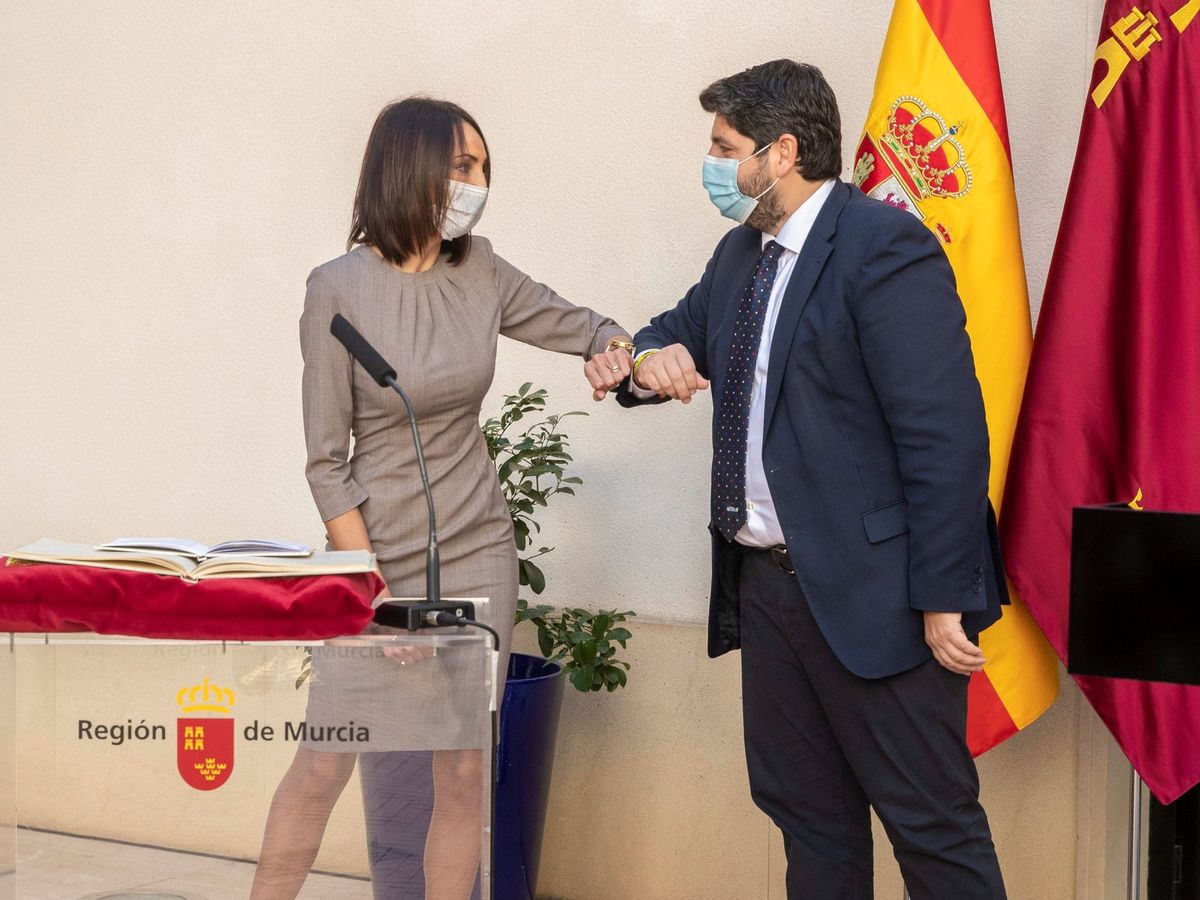 Foto: La consejera nueva de empresa industria y portavocía de Murcia, Valle Miguélez (i), saluda al presidente Fernando López Miras. (EFE)