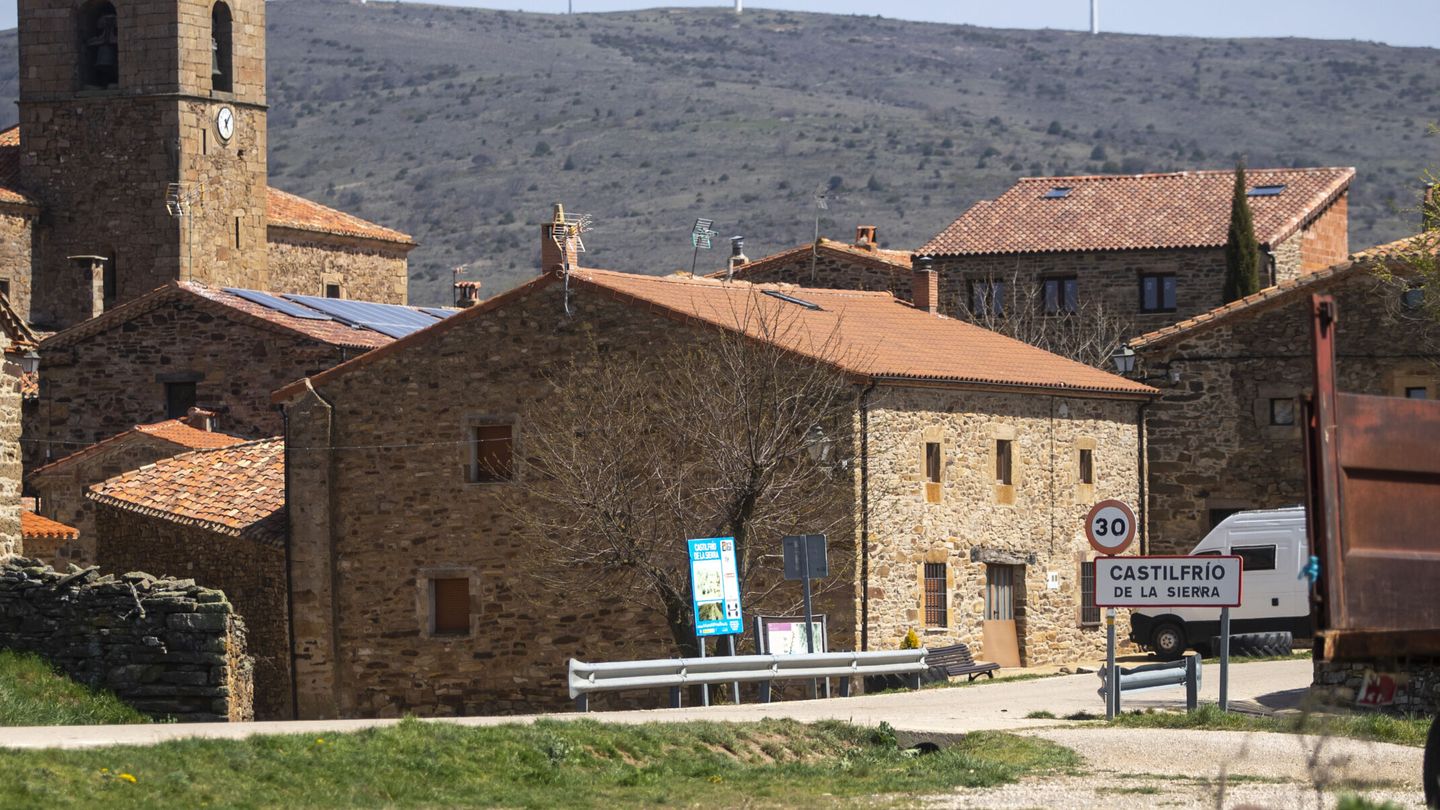 Vista de la localidad soriana de Castilfrío de la Sierra, en la que Sánchez Dragó murió este lunes. (EFE/Wifredo García)