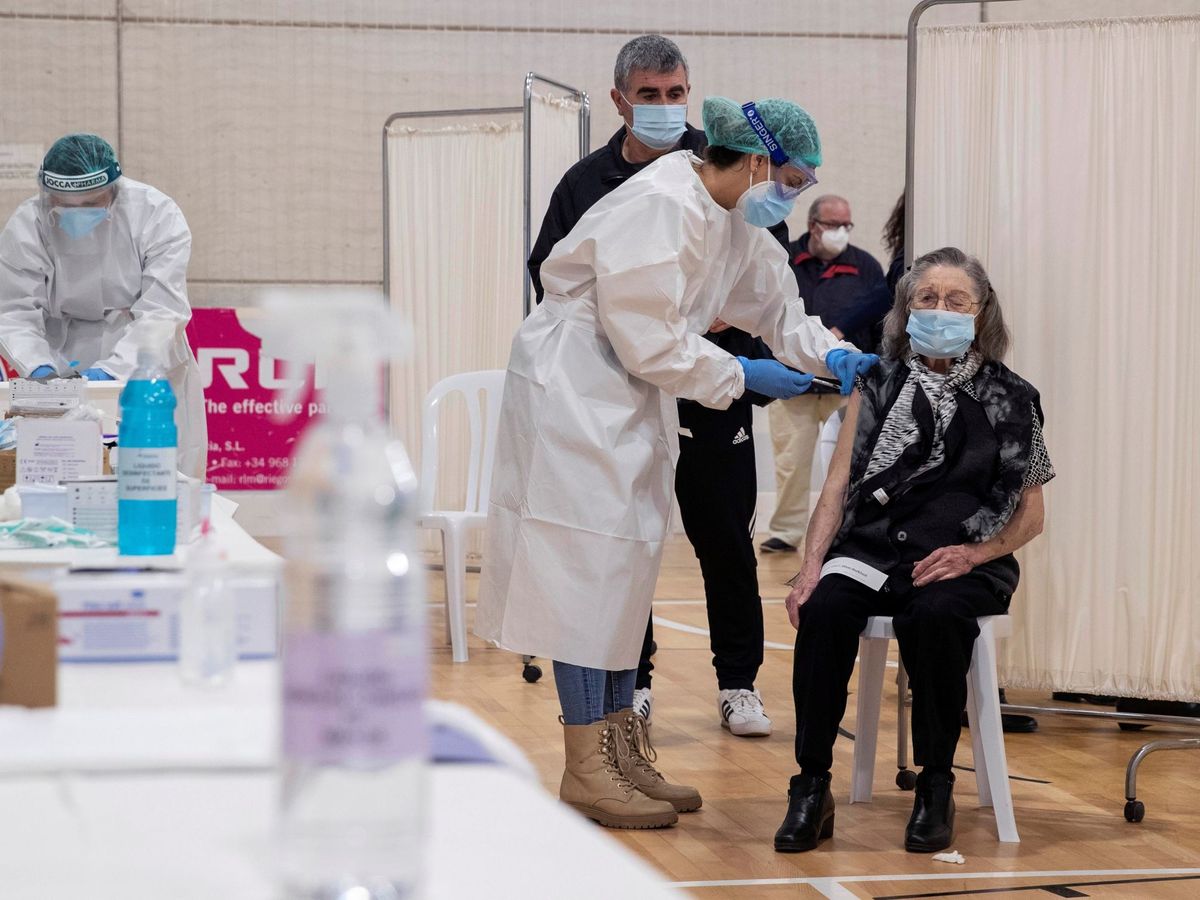 Foto: Sanitarios de Murcia administran la vacuna a una mujer mayor de 80 años en Cartagena. (EFE)