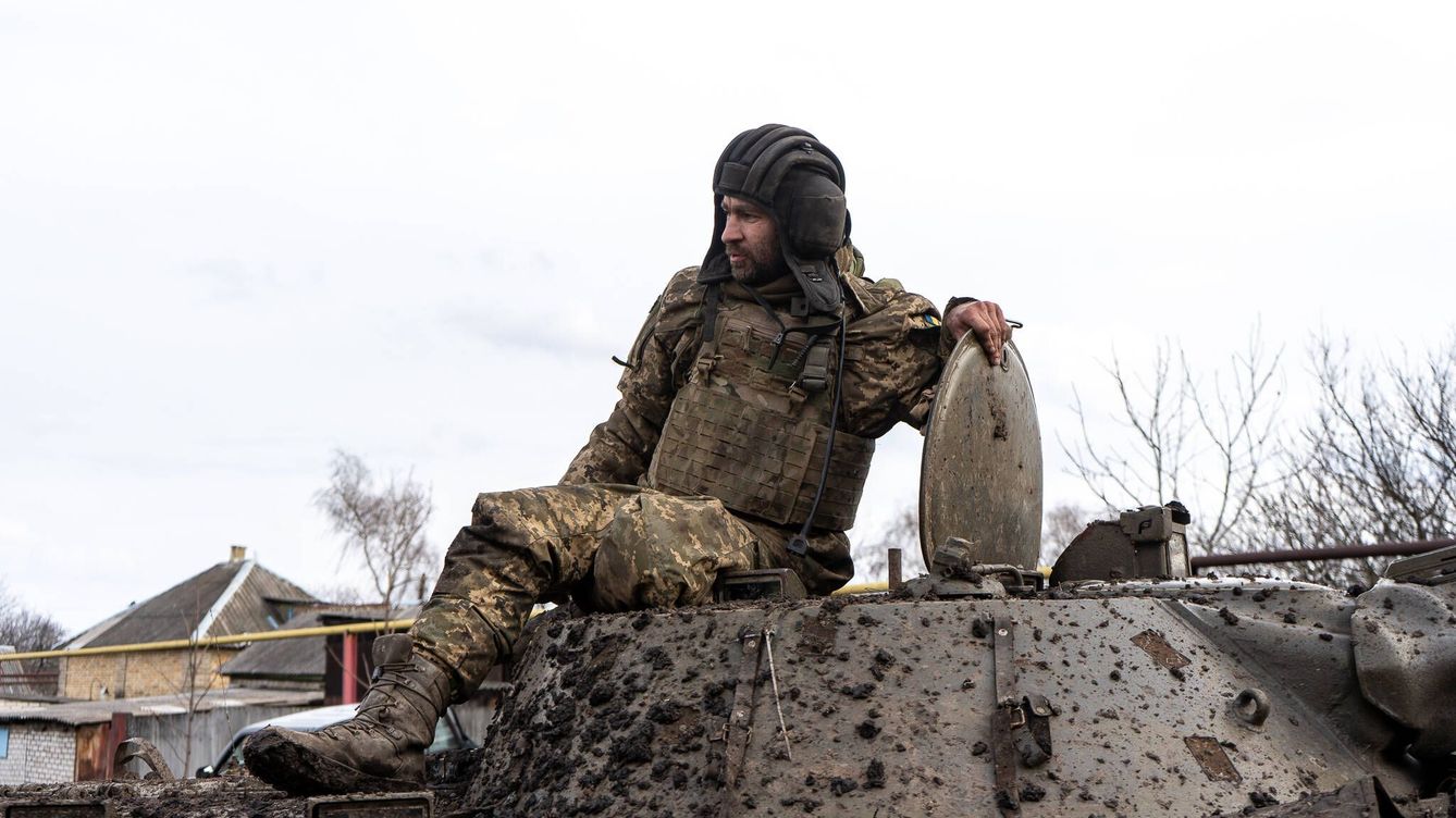 Foto: Un soldado ucraniano, sobre el blindado que los transporta desde Bajmut a Chasiv Yar. (Amador Guallar)