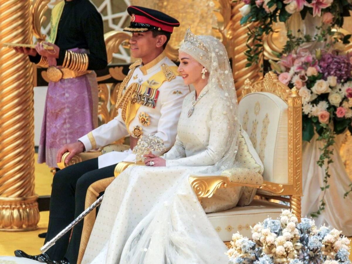 Foto: Ceremonia nupcial entre el príncipe Mateen y Anisha Rosnah, en el palacio Istana Nurul Iman. (EFE/Rudolf Portillo)