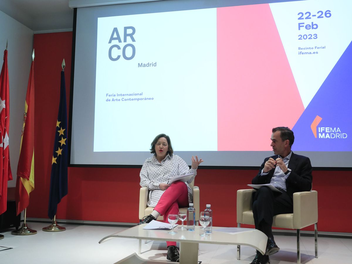Foto: La presentación de ARCO 2023 con su directora, Maribel López, y el director general de IFEMA, Juan Arrizabalaga (EFE)