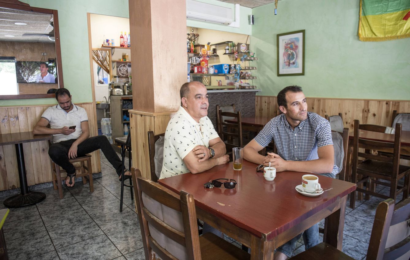 Clientes de la cafetería Esperanza, punto de encuentro de la comunidad marroquí de Ripoll. (D.B.)