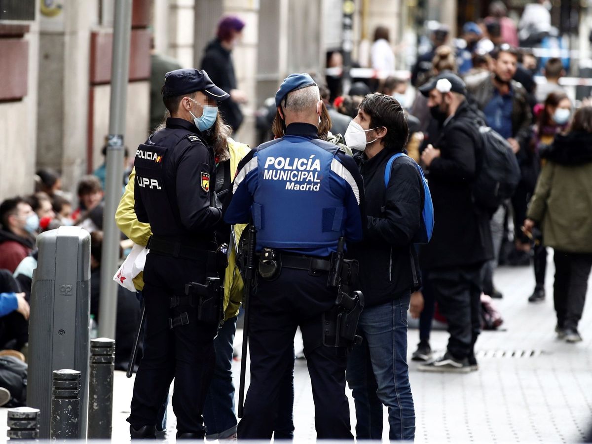 Foto: Dos policías frente a un edificio okupado de Madrid. (EFE/Javier López)