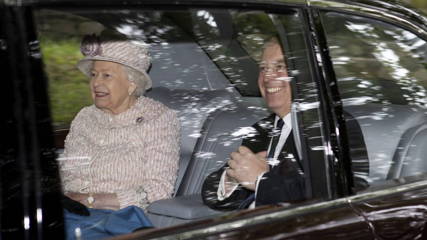 El príncipe Andrés y la reina Isabel, tras salir de misa el domingo. (Cordon Press)